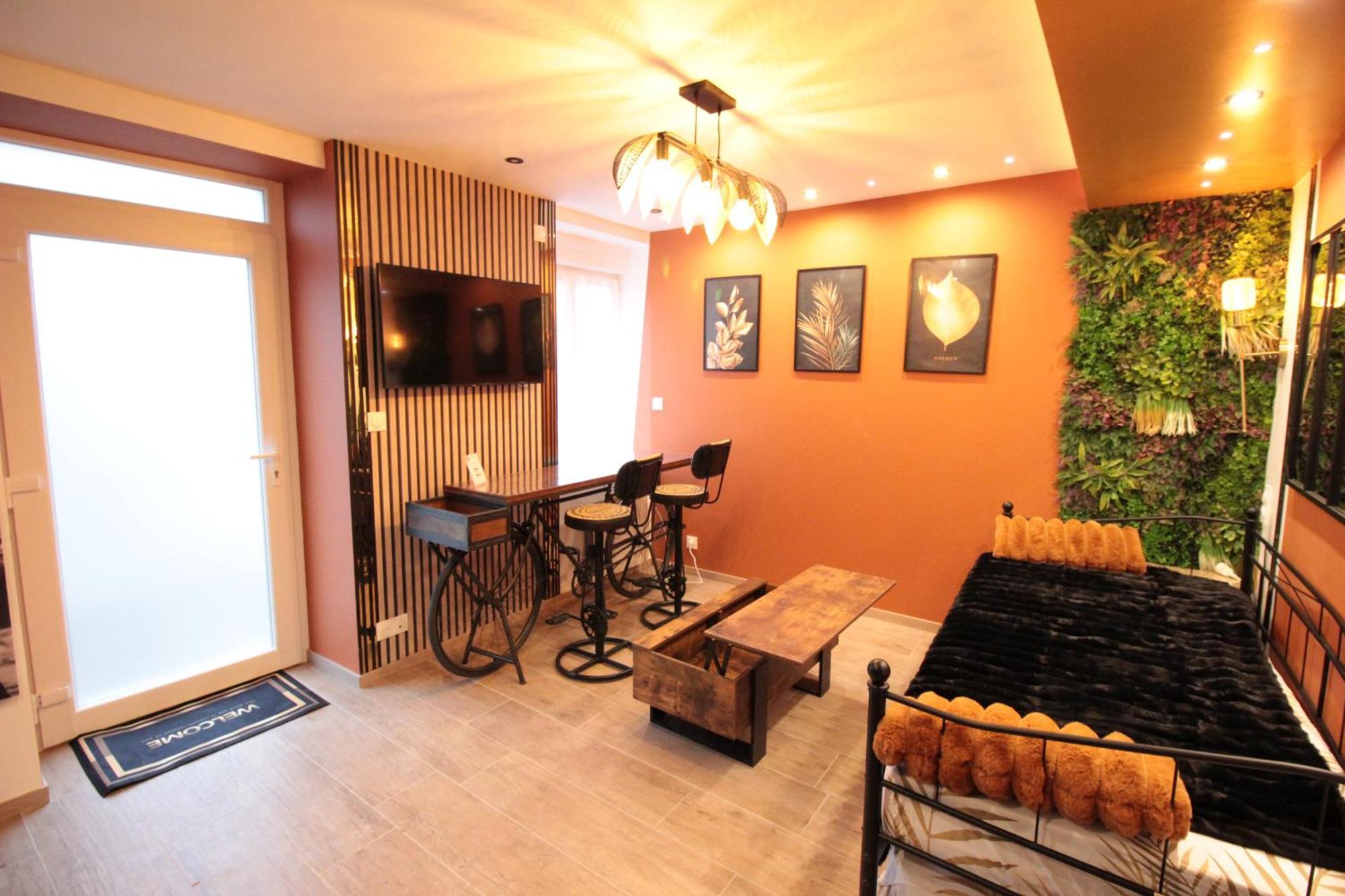 Luxury Studio, Rez De Chaussee, Parking Prive Video Surveillance, Canape Haute Qualite Convertible Couchage 2 Personnes, Centre Ville Proche, Restaurant, Boulangerie 2 Minutes A Pied, Terrasse - 800Metre Carre De Terrain - Gere Par Presta-Zen'Service Verdun-sur-Meuse Eksteriør bilde